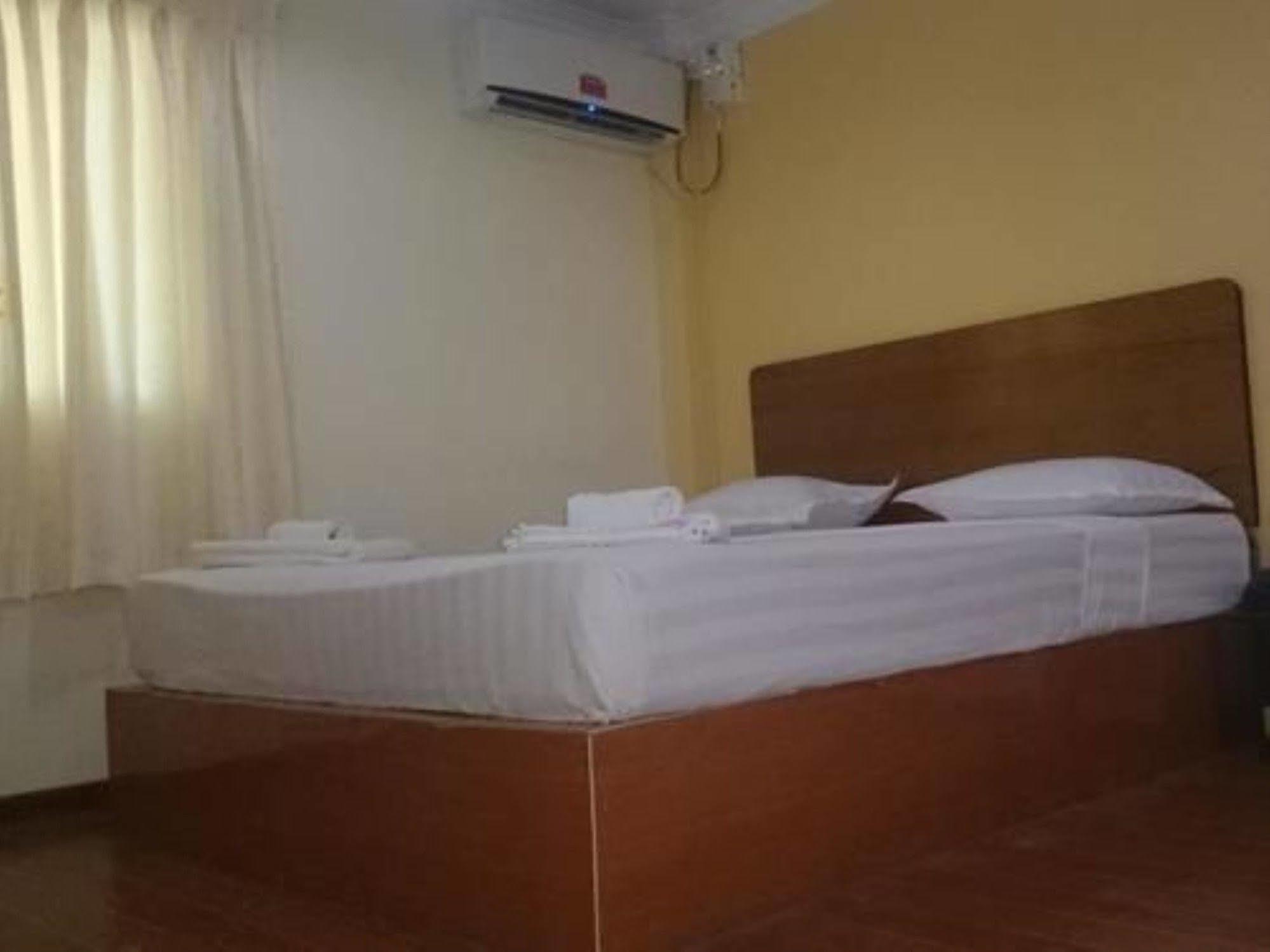 Silver Moon Hotel Rangoon Buitenkant foto