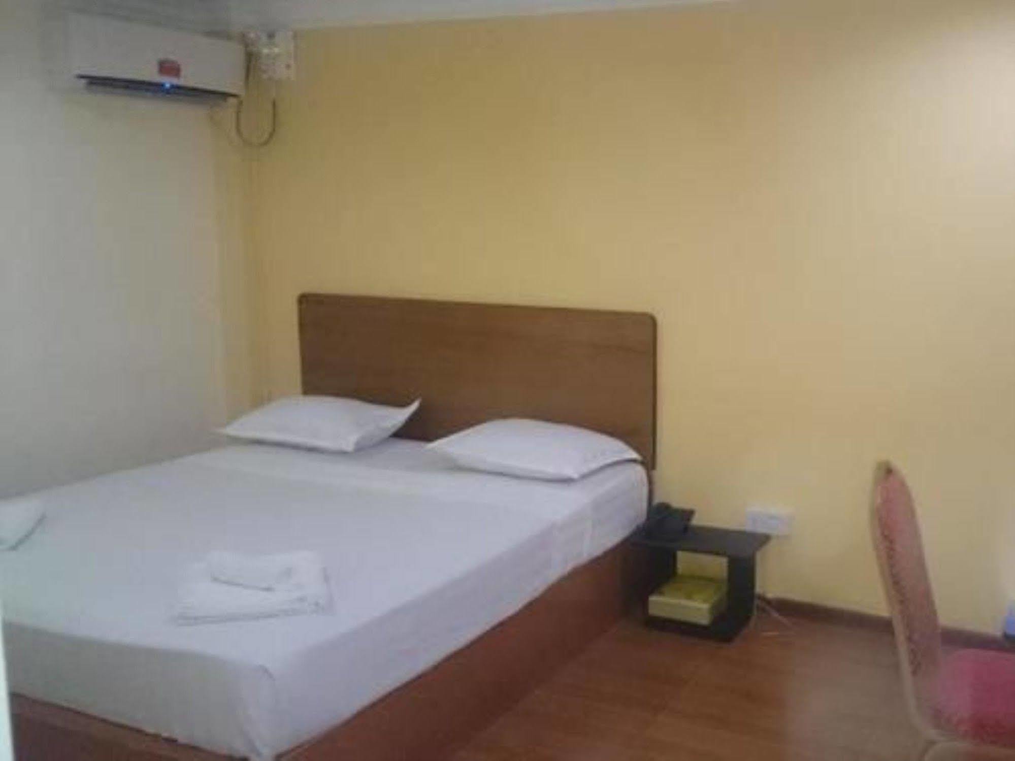 Silver Moon Hotel Rangoon Buitenkant foto