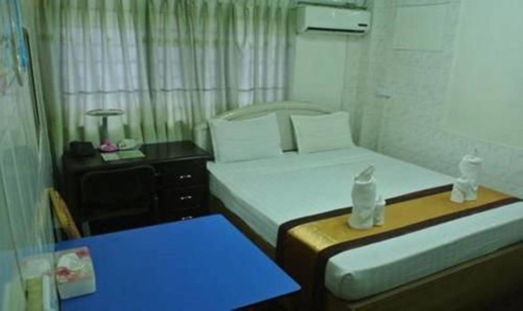 Silver Moon Hotel Rangoon Buitenkant foto