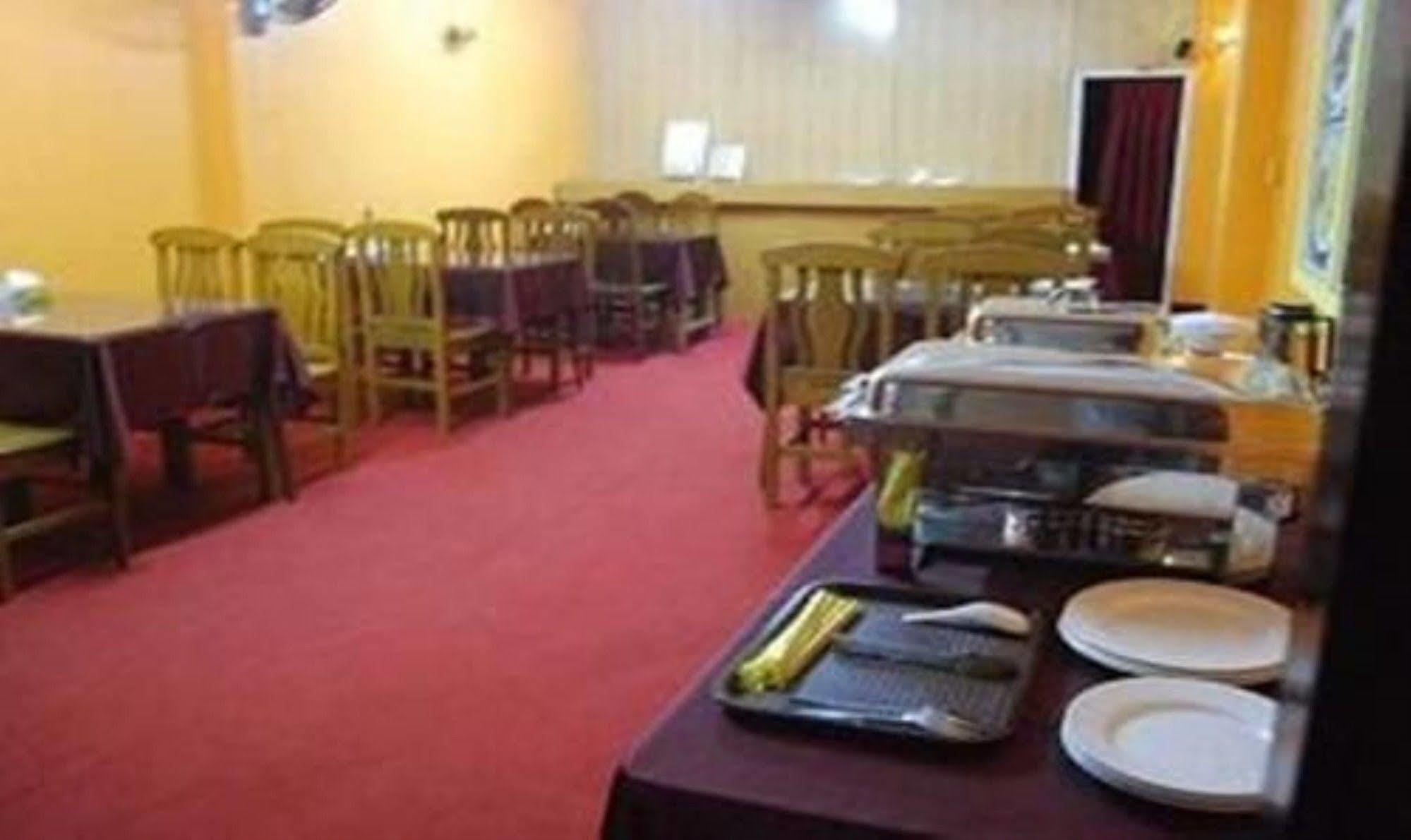 Silver Moon Hotel Rangoon Buitenkant foto