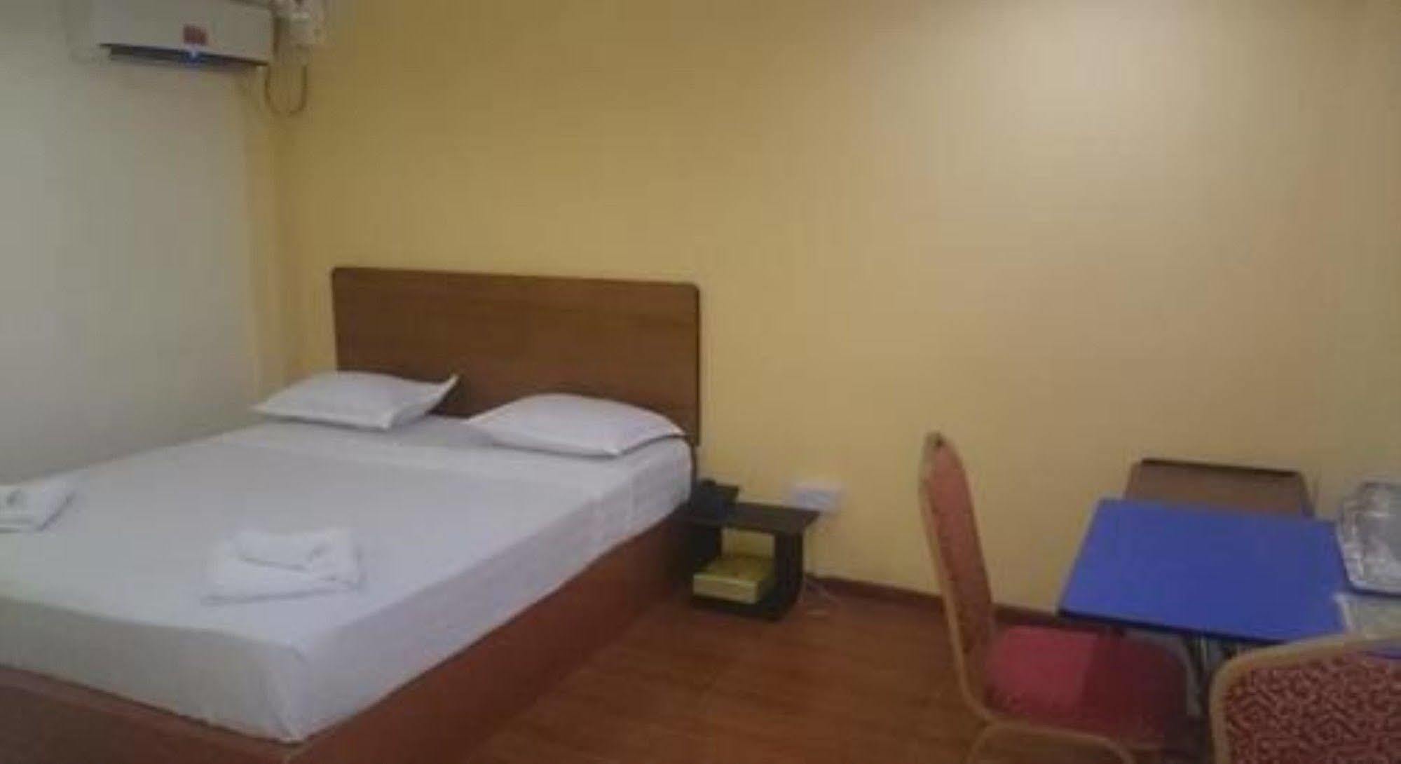 Silver Moon Hotel Rangoon Buitenkant foto